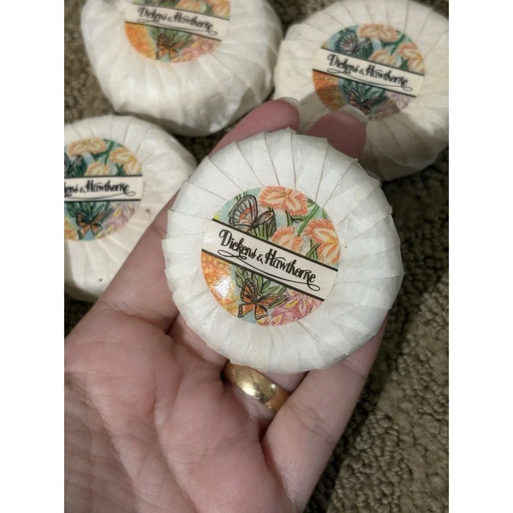 DICKENS & HAWTHORNE SET OF 4 Vintage BATH SOAP Small‎ Bar Hotel Collectible